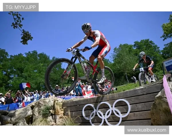 自行车选手比赛中的锐利目光